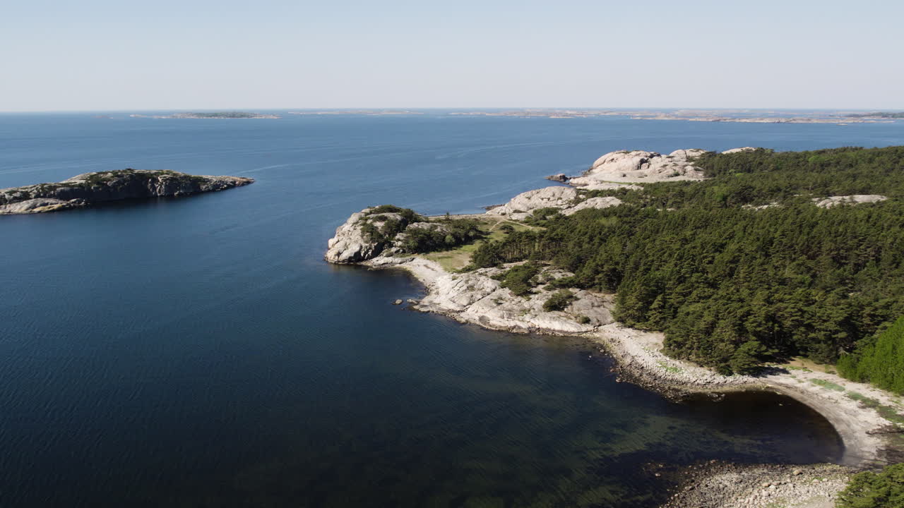 Malownicza skalista plaża Wyspy Saltö na południowy zachód od Strömstad, Szwecja