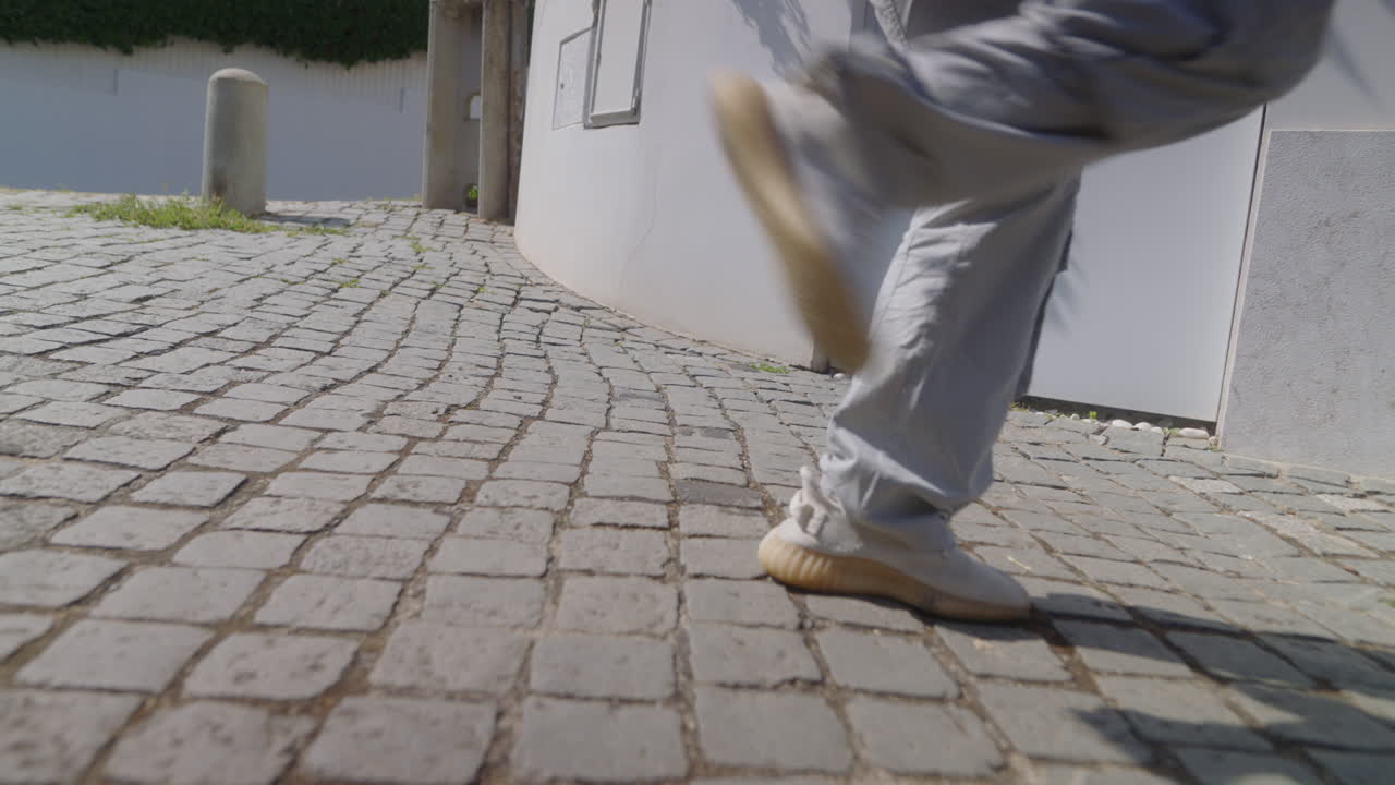 persona caminando por una calle de adoquines