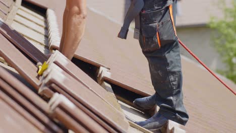 Preparación-Del-Techo-Para-La-Instalación-De-Paneles-Solares,-Remoción-De-Tejas,-Trabajador-Con-Cuerda-De-Seguridad