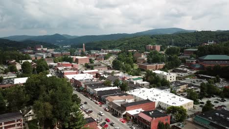 Luftstoß-über-Der-Stadt-Boone,-North-Carolina