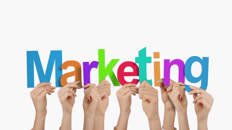 Hände, die Marketing halten