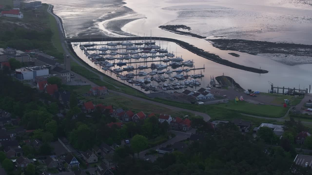 Flygfoto över Terschelling med ö, färja, soluppgång, som visar öppet historiskt landskap i Nederländerna