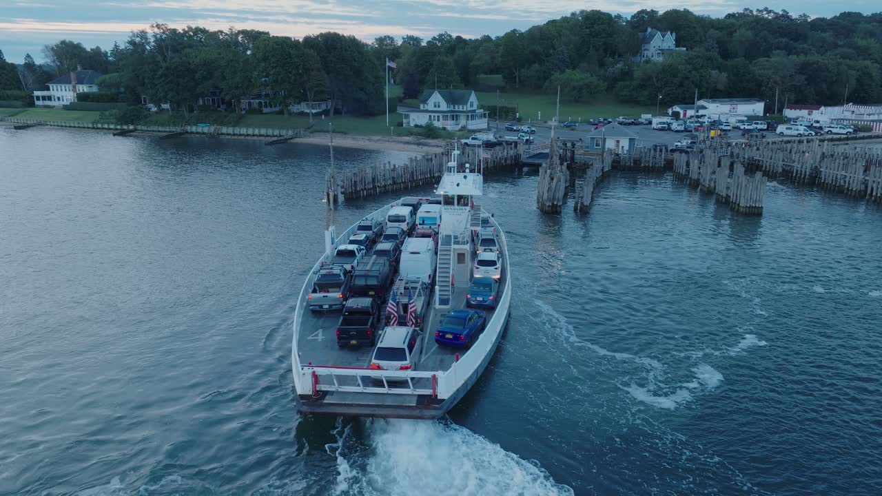 tomada aérea de un avión no tripulado del ferry que se acerca a la isla de refugio north fork long island nueva york antes del amanecer