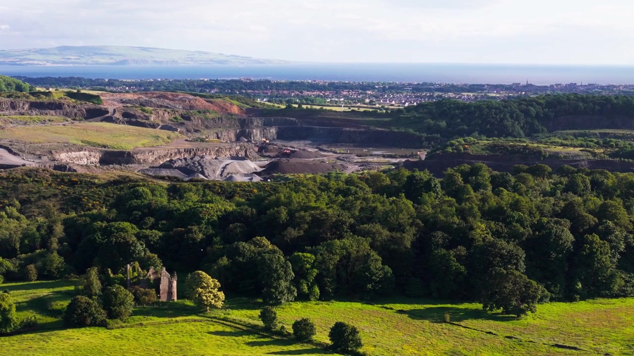 Infrastrutture industriali, sito di estrazione mineraria, grandi operazioni di cava, paesaggi rurali, veduta aerea