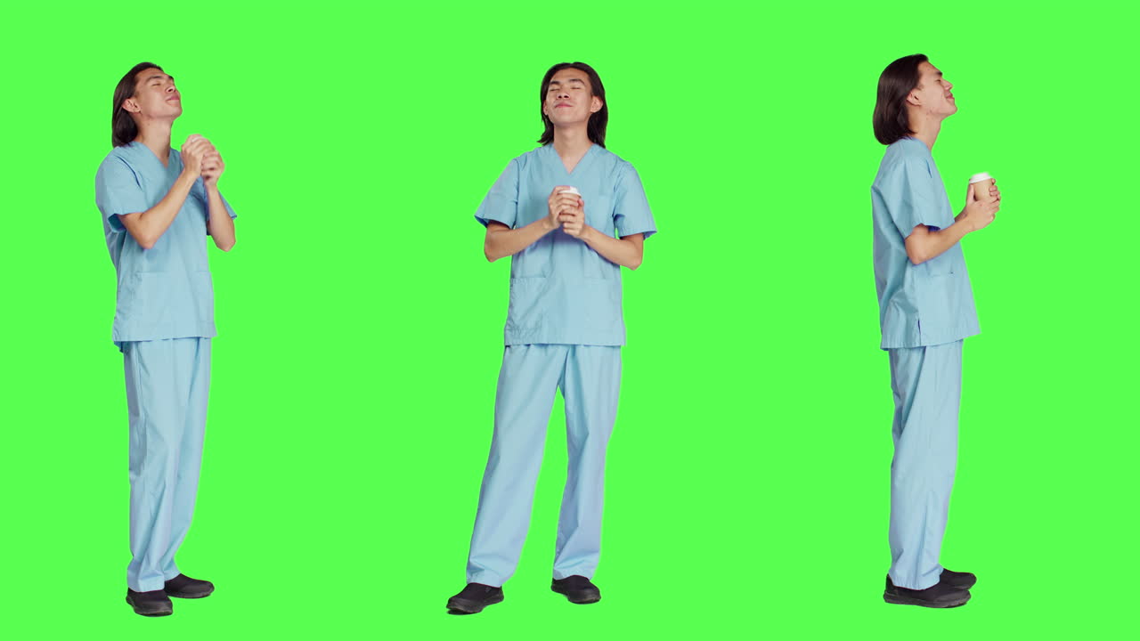 아시아인 조교가 커피 한 잔을 마시고 있다.