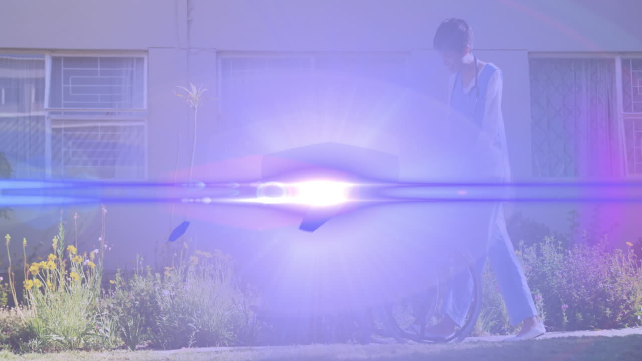 ⁇ 체어 에 앉은 노인 을 밀고 있는 여성 간호사 를 가로질러 움직이는 빛 의 애니메이션