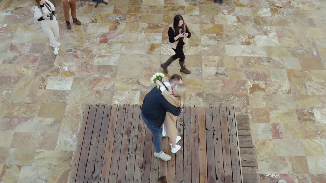 커플의 키스와 축하