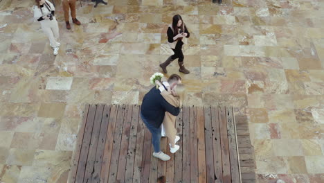 el beso de la pareja y la celebración