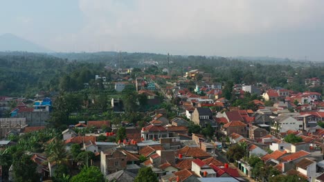 horizonte aéreo de casas indonesias con tejados naranjas en bandung al amanecer