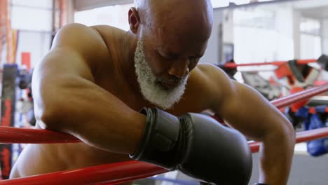 Senior-Boxer-Stützt-Sich-Auf-Den-Boxring-4k