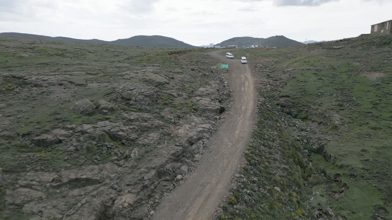 항공: 차량은 레소토를 떠나 남아프리카로 사니 패스를 내려갑니다.