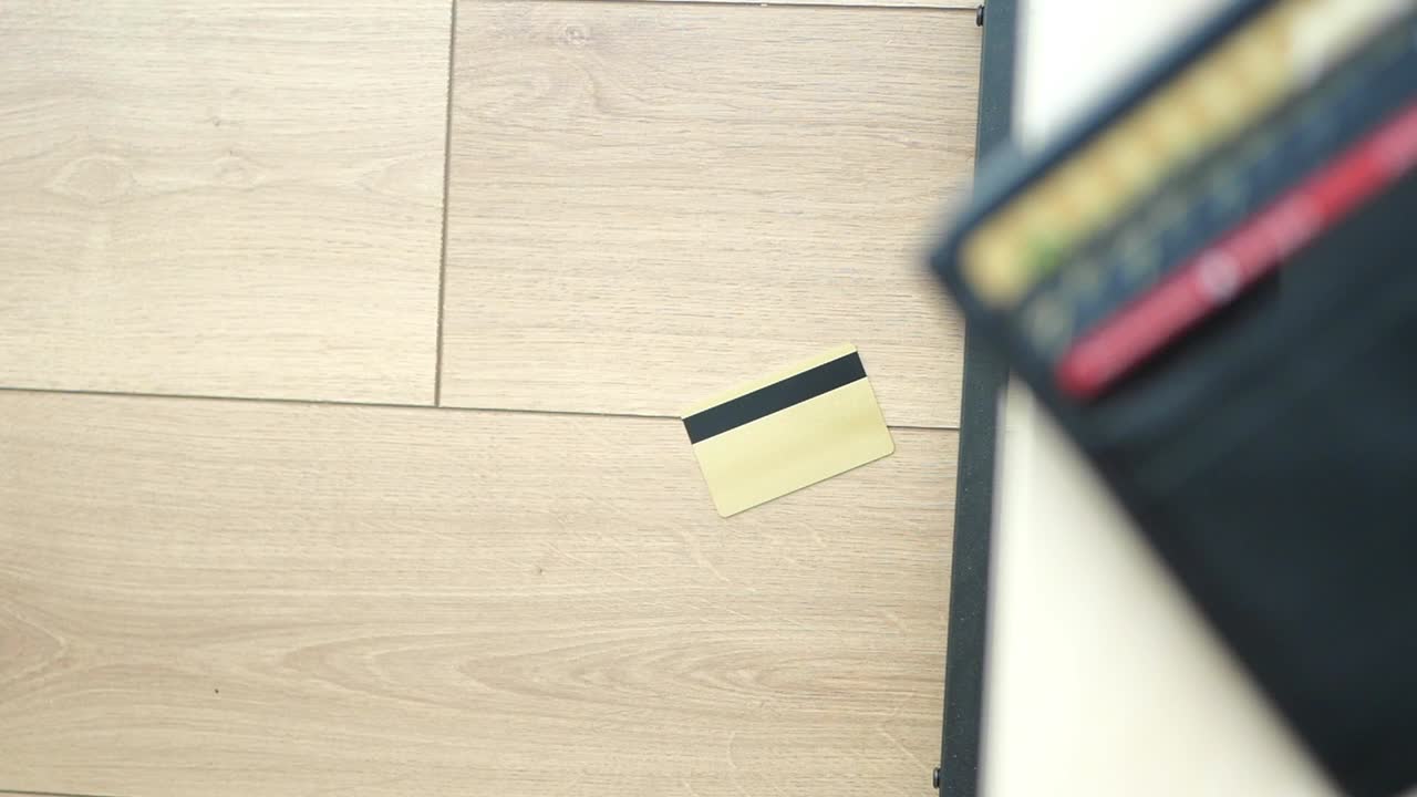 Kreditkort, der falder ud af en pung