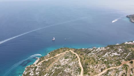 Vista-Idílica-De-La-Costa-Mediterránea-En-La-Isla-De-Zakynthos,-Grecia