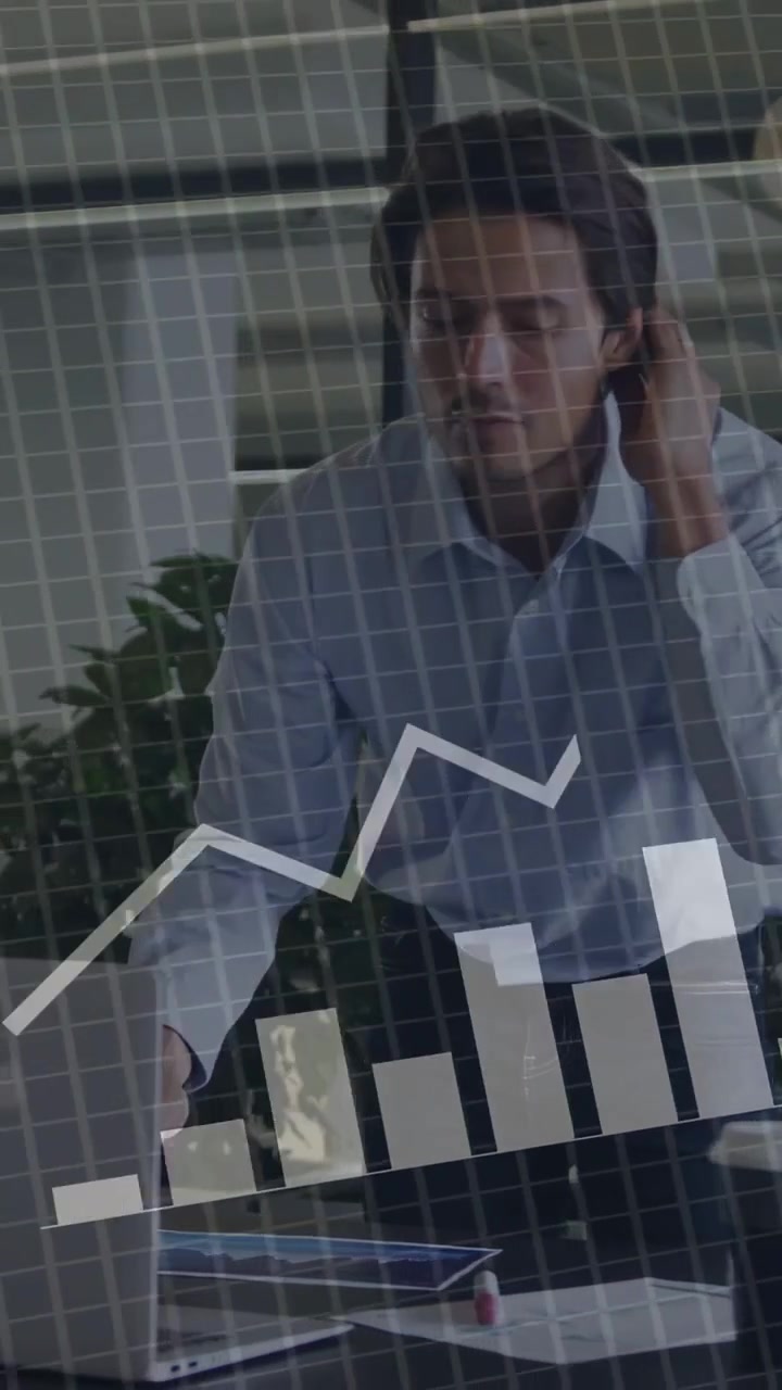 Vídeo vertical: Analista debruçado sobre o laptop acompanhando o HUD de dados que se transforma em gráficos para análise.