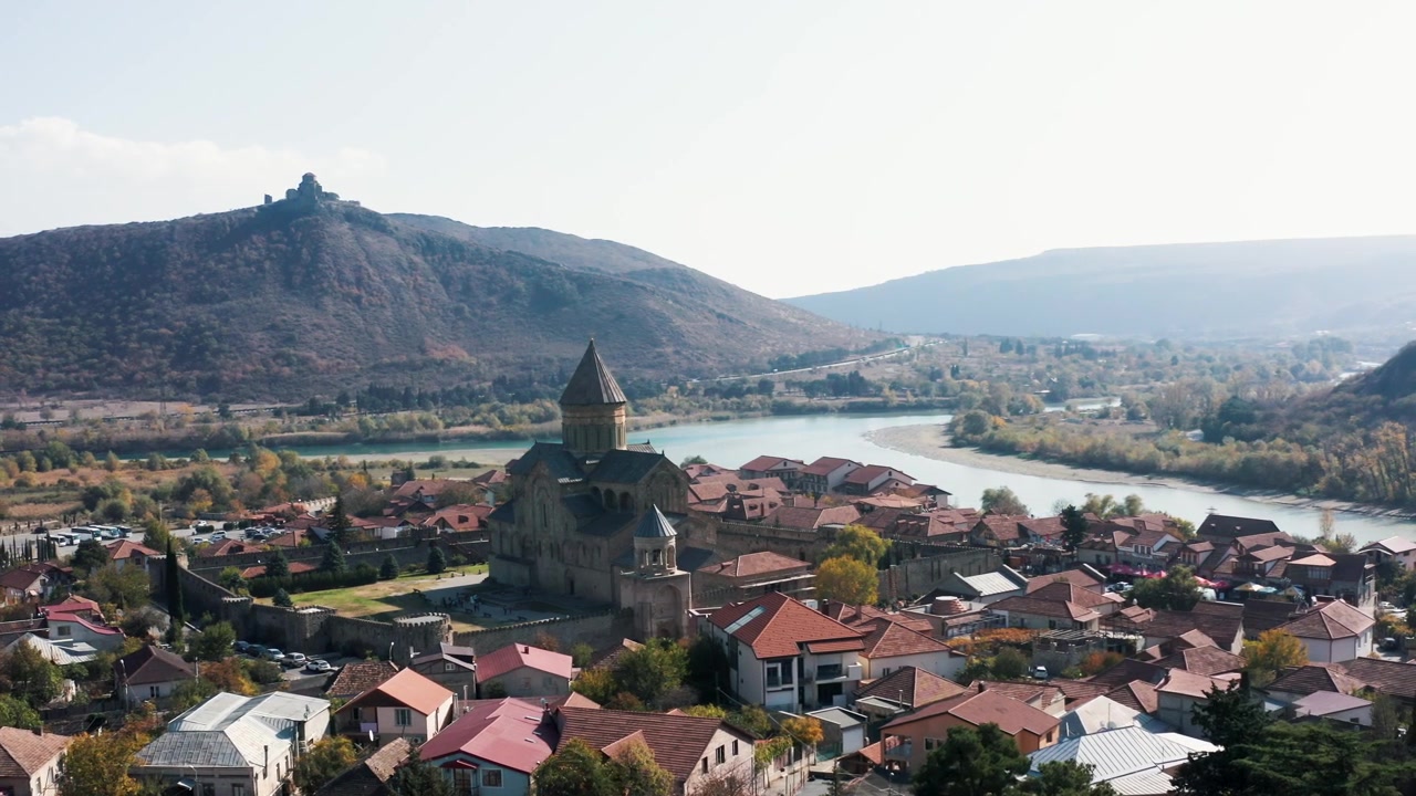 Veduta aerea della Cattedrale di Svetitskhoveli e della città di Mtskheta in Georgia