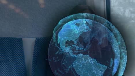 animación de la red global azul sobre una mujer de negocios en el tren hablando por teléfono inteligente