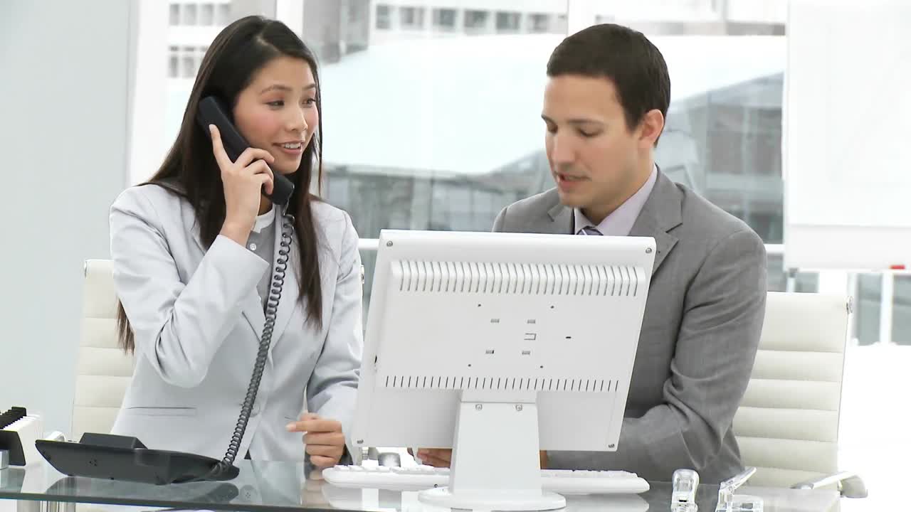 自信のあるビジネスチームがコンピューターで作業しています