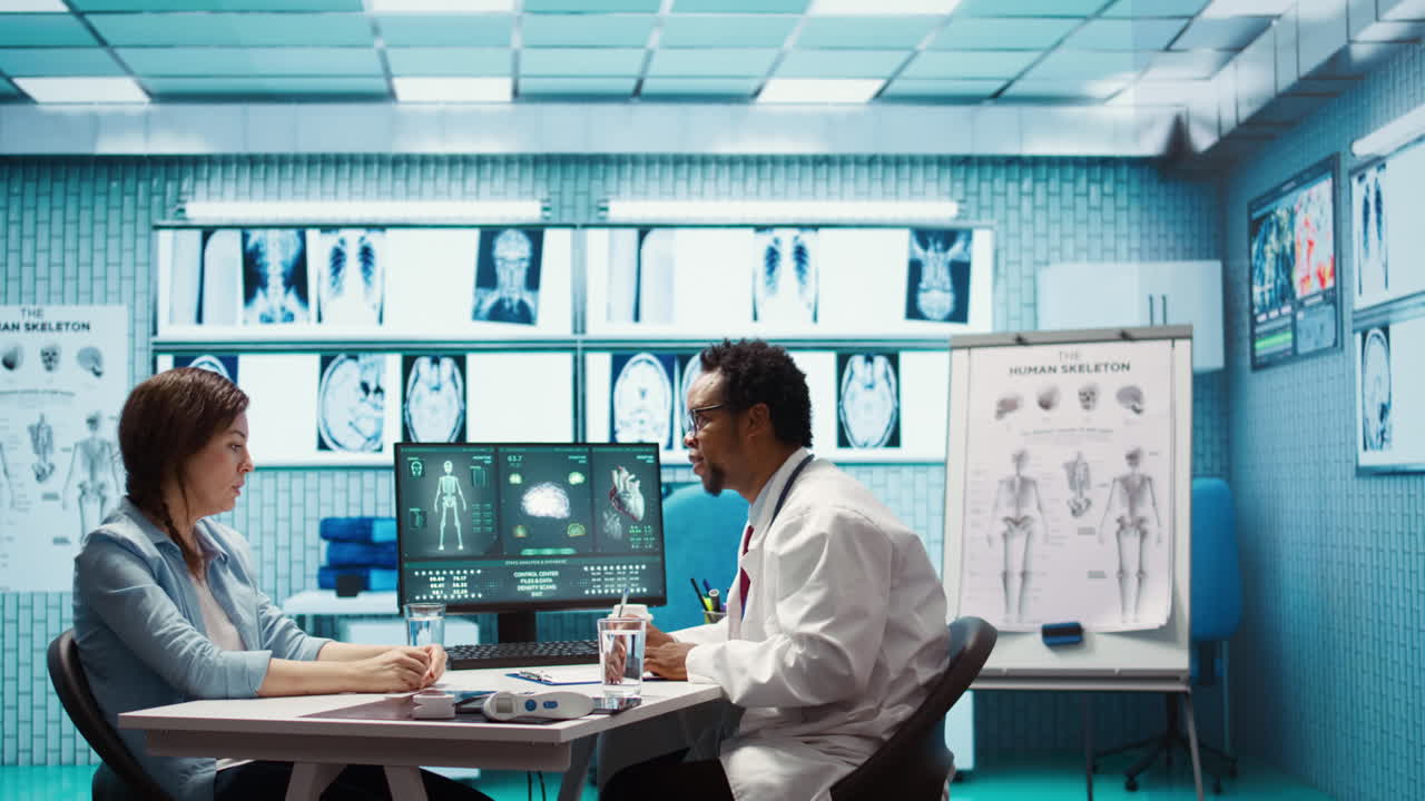 의사 는 병실 에서 여성 환자 에게 진단 보고서 를 설명 하고 있다