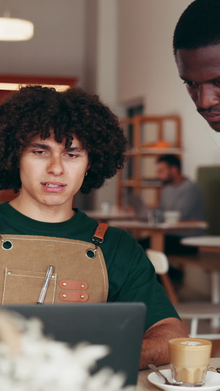 Barista che lavora al portatile in un bar