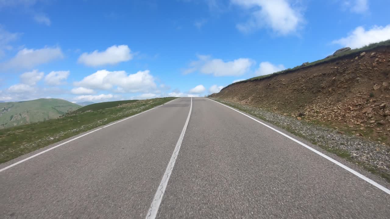 도로 에서 자동차 를 운전 하는 관점