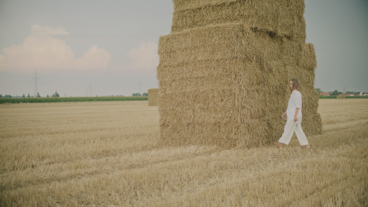 положительная женщина позирует в поле