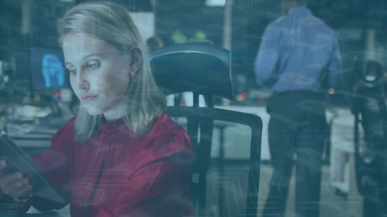 анимация обработки данных над кавказской деловой женщиной, использующей планшет в офисе