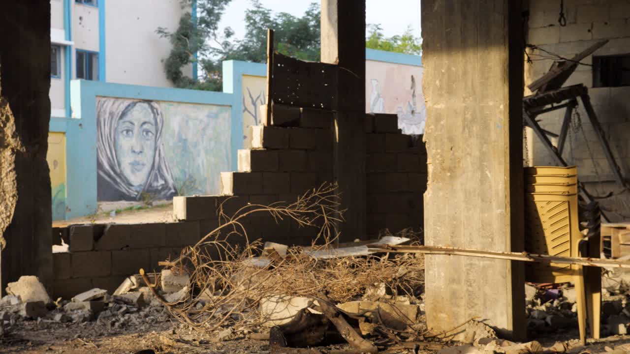 Cámara revela arte de mujer musulmana en la pared, calle destruida de Gaza durante el conflicto de Israel y Hamás en 2023