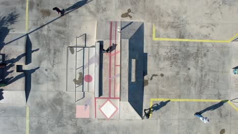 Kinder-Spielen-Im-Skatepark