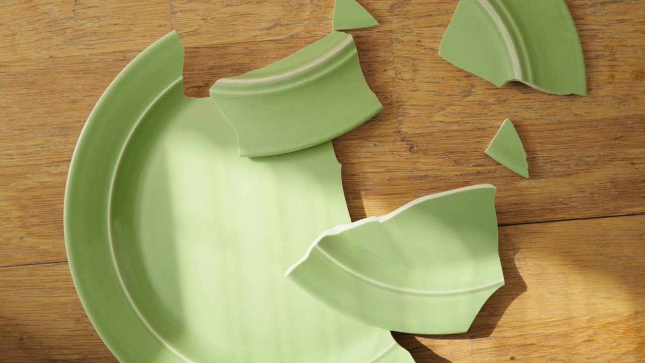 오래된 나무 바닥에 부러진 접시