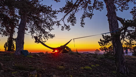 Männlicher-Wanderer-Mit-Hängematte,-Der-Auf-Den-Sonnenaufgang-Auf-Dem-Olymp-In-Zypern-Wartet