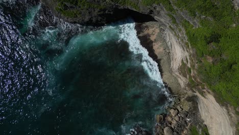 Vista-Panorámica-De-Olas-Y-Acantilados-En-El-Sur-De-Bali,-Indonesia