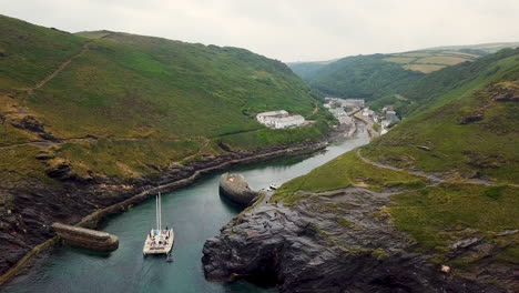 Boat-entering-Boscastle-harbour-inlet,-Cornwall-United-Kingdom,-aerial-view