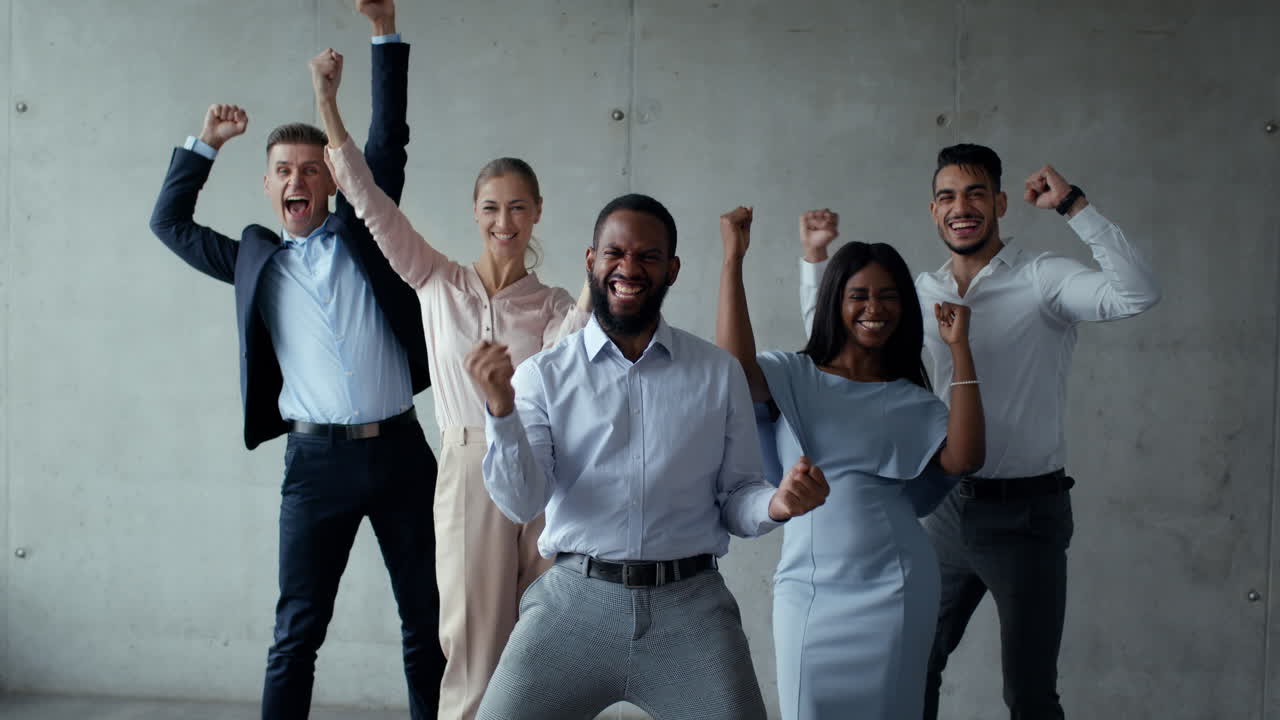 feliz equipo de negocios celebrando el éxito