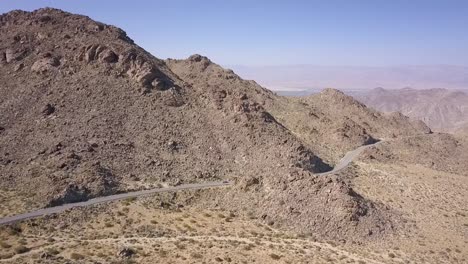 Drone-Mountain-Pass-Kalifornien-Wüste-Trockene-Straße-In-Den-Bergen