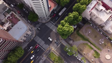 Antena-De-Arriba-Hacia-Abajo-Que-Se-Eleva-Directamente-Sobre-El-Tráfico-De-Automóviles-Y-El-Cruce-De-Carreteras-En-El-Centro-De-Buenos-Aires