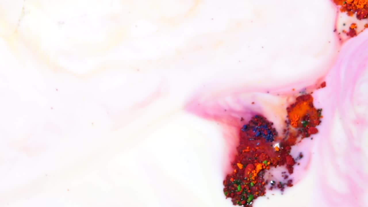 pintura de leche abstracta con remolinos de colores