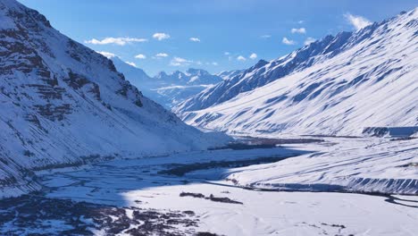 paisaje de valle de montaña nevado