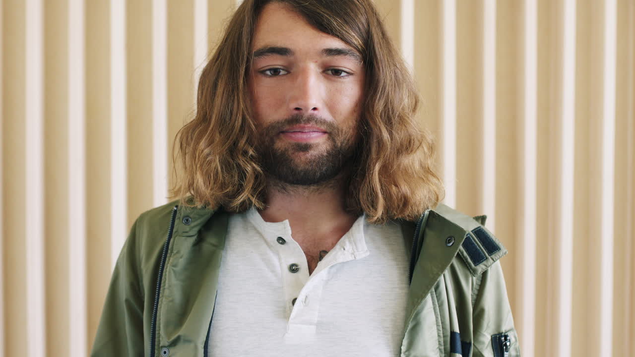 cara, frente y estilista masculino riendo