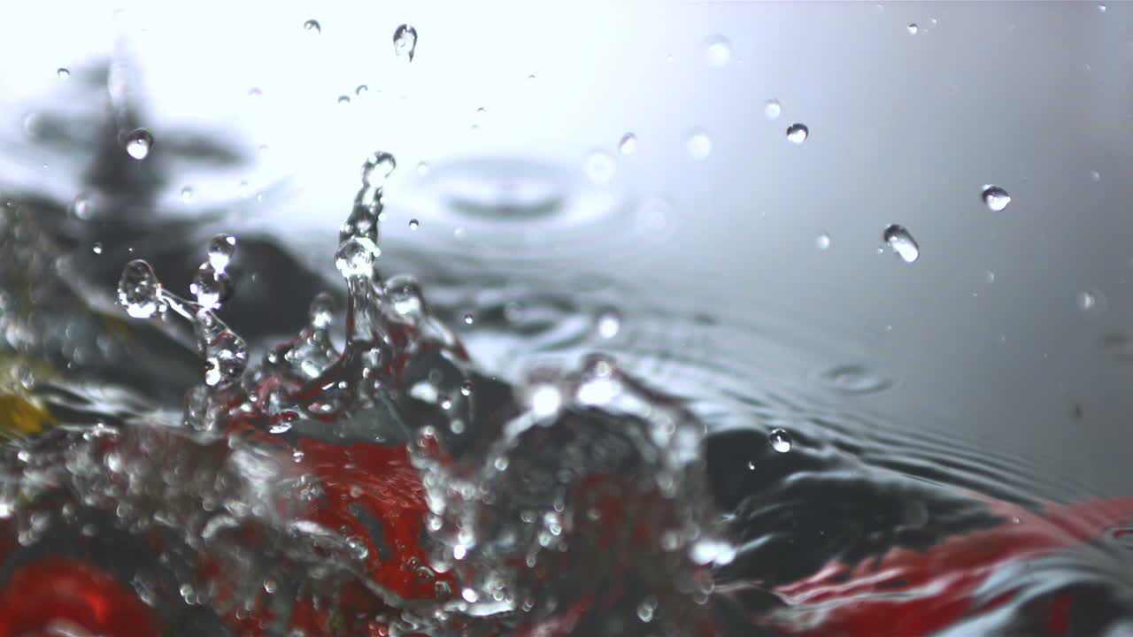 chiles cayendo en el agua