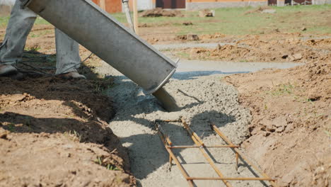 el trabajador compacta el hormigón con una construcción vibratoria y un concepto de trabajo duro