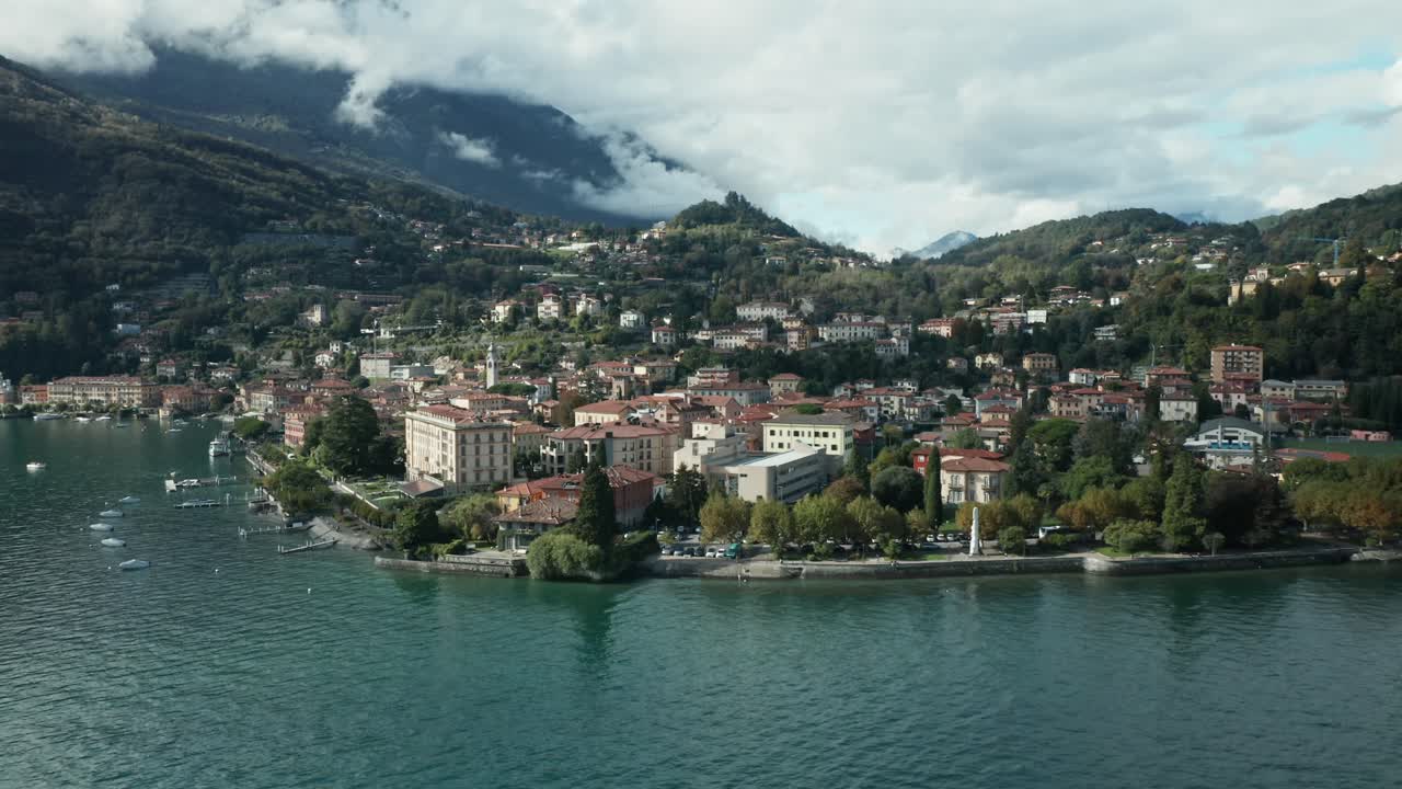 aerial: panorama amplio de la ciudad de menaggio en el lago como