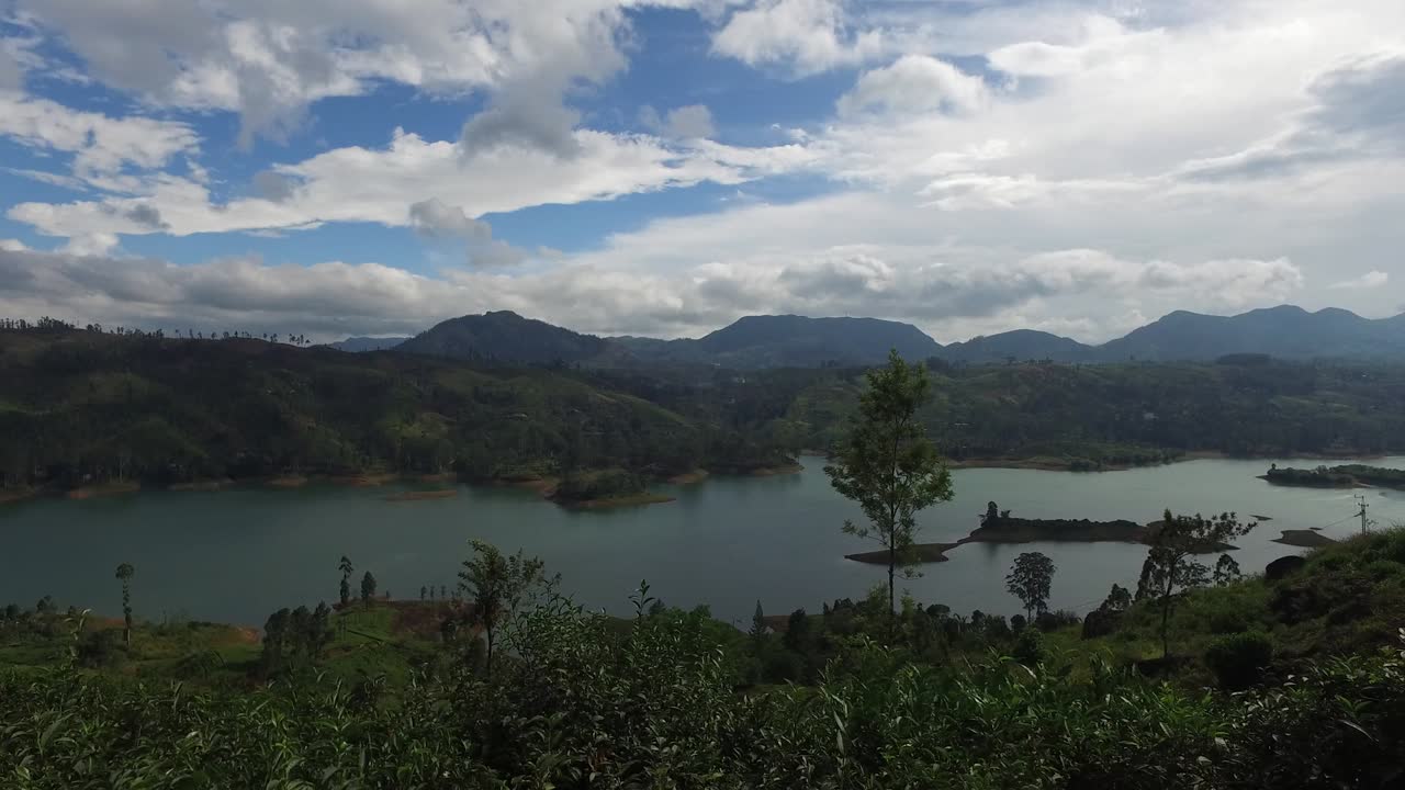 vista del lago o el río desde las colinas de tierra