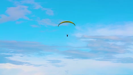 Parapente-En-El-Cielo-Azul-Ventoso-Pan-Derecha-Cámara-Lenta-4k