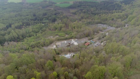 Mina-Minera-Abandonada-Con-Edificios-Destruidos-Y-Autos-Viejos-En-Medio-De-La-Naturaleza-En-Las-Colinas---HÅ™ebeÄ,-Moravská-TÅ™ebová,-ÄŒeská-Republika