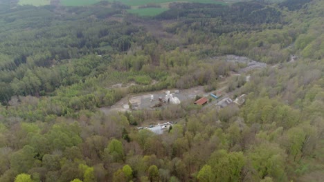 mina de minería abandonada con edificios destruidos y coches viejos en medio de la naturaleza en las colinas - håtmebeä, moravskã¡ tåtmebovã¡, äœeskã¡ republika