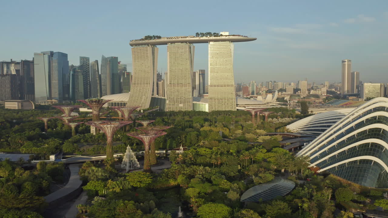 Singapur'da Marina Bay Sands ve Süper Ağaçlar'ın paralaks dron kaydırma çekimi