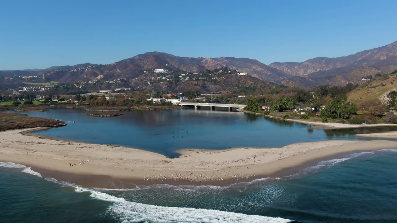 프랭클린 화재로 불타버린 산과 함께 말리부 호수