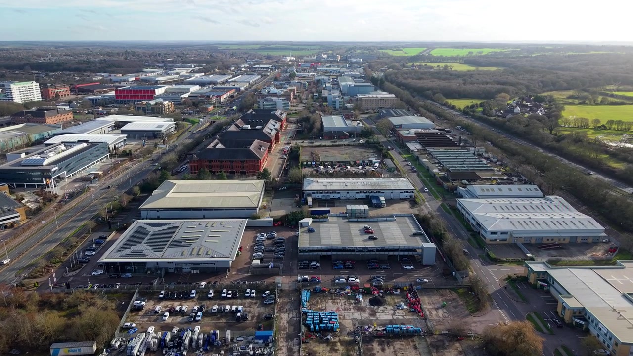 Droneutsikt over spesialiserte produksjonsanlegg og teknisk-industrielle bygninger i Storbritannia