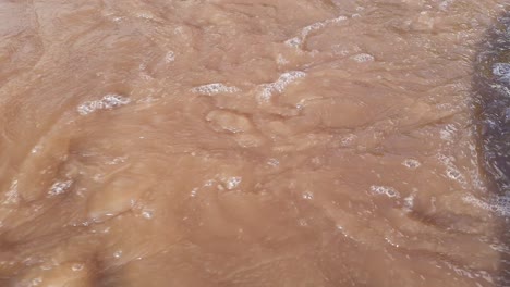 vista aérea del río sucio con agua turbia en el período de inundación durante las fuertes lluvias en primavera