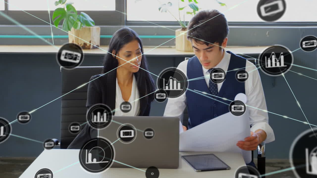 사무실에서 다양한 사업가들과의 아이콘과의 연결 네트워크의 애니메이션